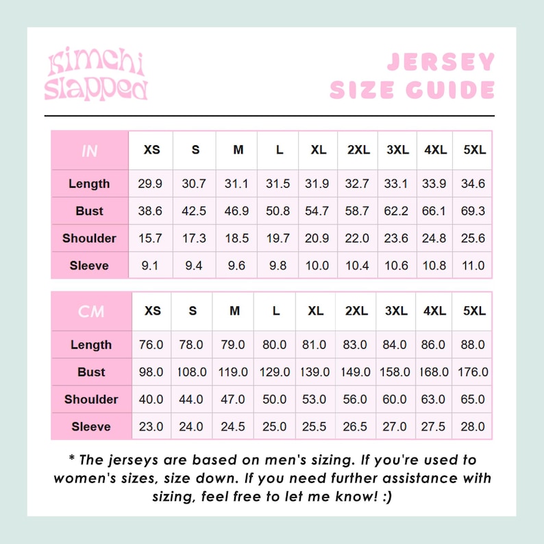 Puede incluir: Una gu&iacute;a de tallas de camisetas con medidas en pulgadas y cent&iacute;metros. La gu&iacute;a incluye tallas XS a 5XL, con medidas de largo, busto, hombro y manga. El texto "Kimchi Slapped" est&aacute; en la parte superior izquierda.