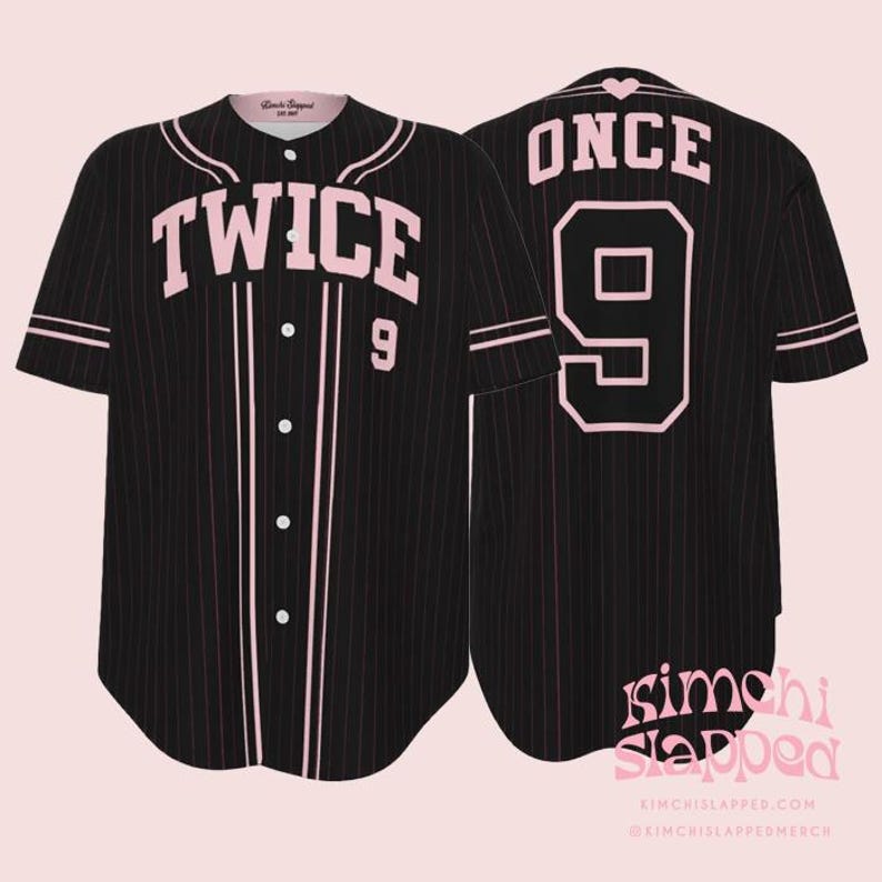 Pode incluir: Camisola de baseball preta com riscas rosa, com a palavra "TWICE" e o n&uacute;mero "9" na frente. A parte de tr&aacute;s mostra "ONCE" e o n&uacute;mero "9" em rosa. A camisola tem bot&otilde;es e mangas curtas.