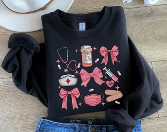 Bluza z nadrukiem "Coquette Nurse", różowy sweterek z kokardką dla pielęgniarki, estetyczny prezent dla pielęgniarki, prezent dla absolwenta pielęgniarstwa, prezent urodzinowy dla pielęgniarki, koszulka dla studentki pielęgniarstwa