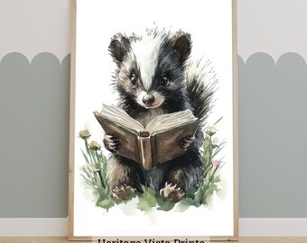 Puede incluir: Una ilustración de acuarela de una linda mofeta leyendo un libro. La mofeta está sentada en un lecho de hierba verde con flores silvestres. El libro está abierto y la mofeta está mirando las páginas. La ilustración está en un marco blanco con el texto "Heritage Vista Prints - vintage remastered -" en la parte inferior.