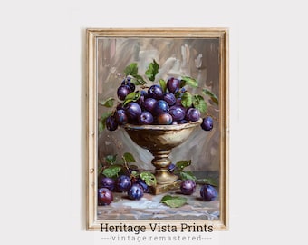 Op de afbeelding: Een schilderij van een stilleven met een zilveren kom vol rijpe, paarse pruimen. De kom staat op een tafel met een lichtbruine achtergrond. Het schilderij is ingelijst in een licht houten lijst.