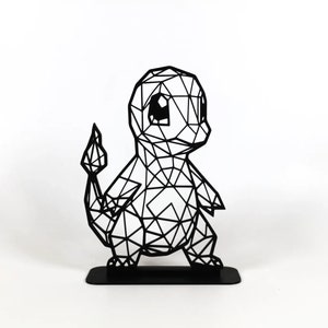 Könnte beinhalten: Schwarze Metallskulptur eines Pokemon-Charakters mit geometrischem Design. Die Skulptur steht auf einem schwarzen Sockel.