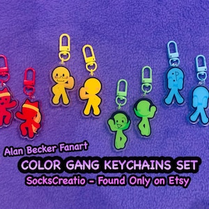 Pode incluir: Um conjunto de oito porta-chaves em acrílico com personagens de fanart de Alan Becker em vermelho, amarelo, verde e azul. Cada figura tem um fecho mosquetão a condizer. O texto diz: Alan Becker Fanart, COLOR GANG KEYCHAINS SET, SocksCreatio - Found Only on Etsy.