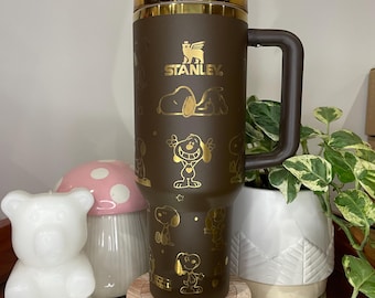 Bicchiere personalizzato con incisione di Snoopy. Tazza da 1,2 litri (40 oz) personalizzabile con incisione del nome opzionale. Regalo per la mamma.
