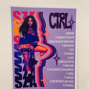 Puede incluir: Un póster con la portada del álbum "CTRL" de SZA. El diseño tiene un fondo morado con el nombre del artista en un patrón repetido. El título del álbum está en una fuente estilizada, y la lista de canciones está a la derecha. La imagen incluye un retrato de SZA.