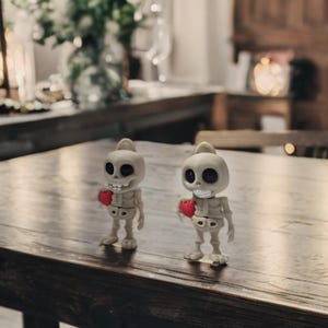 Skeleton Keychain – Grinning, Smiling Skelton, Gothic Skull Gift, Horror Lover Key Ring, Creepy Cute Skeleton with Heart