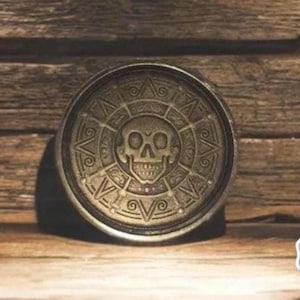 Moneta pirata azteca in ottone invecchiato: replica del medaglione del teschio con supporto