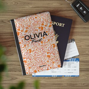 Copertina del passaporto estetico con nome personalizzato arancione doodle linea sottile arte Titolare del passaporto personalizzato Portafoglio da viaggio personalizzato Regalo per uomini e donne