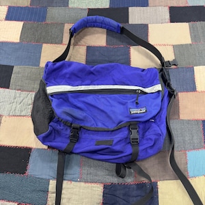 patagonia sling bag vintage Atom 8L The main compartment of the Atom features an internal divider for organization Patagonia atom sling old old