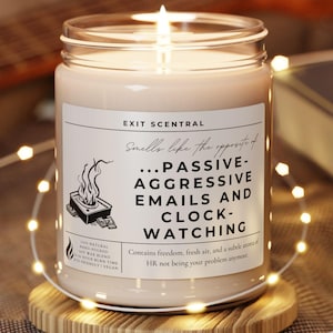 Cadeau d'adieu à un travail toxique, cadeau passif-agressif, collègue surveillant l'horloge, départ du travail, temps de combustion, bougie de soja, liberté, air frais