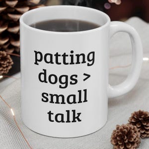 Codeur introverti, amateur de chiens, tasse de thé, citation de programmation drôle, tasse de café
