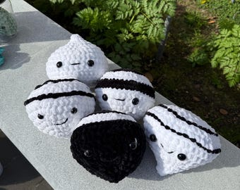 Mysterieuze amigurumi-knuffel, zwart-witte knuffel