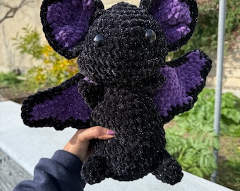 Sprankelende zwart-paarse vleermuisamigurumi, groot knuffeldecor