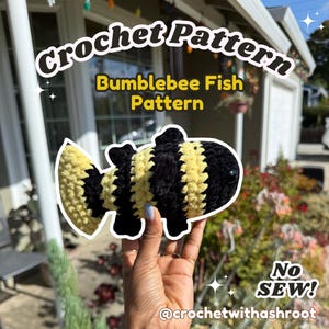 Könnte beinhalten: Ein gehäkeltes Hummel-Fisch-Muster in Schwarz und Gelb. Das Bild enthält den Text "Crochet Pattern" und "Bumblebee Fish Pattern". Der Text "No Sew!" und der Instagram-Handle "@crochetwithashroot" sind ebenfalls sichtbar.