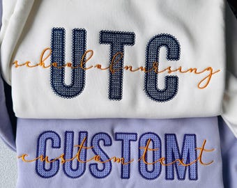 Felpa con lettere greche personalizzata – Felpa girocollo ricamata della confraternita – Maglione universitario personalizzato – Regalo della confraternita per una piccola grande rivelazione