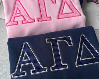 Maglione girocollo personalizzato con lettere greche della confraternita – Maglione personalizzato della confraternita – Regalo per il giorno dell'offerta – Abbigliamento Greek Life, un piccolo grande regalo