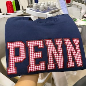 Felpa girocollo con applicazioni a quadretti e lettere, pullover personalizzato con nome del college, maglietta ricamata in stile universitario, idea regalo