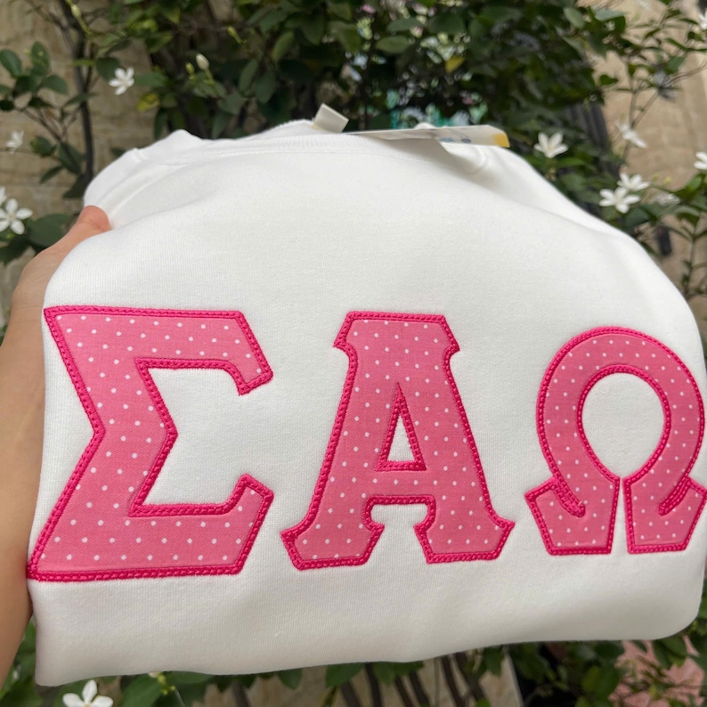 Puede incluir: Una taza de cer&aacute;mica blanca con asa negra y el texto "But First, Coffee" en negrita negra. La taza mide unos 10 cm de alto y tiene una capacidad aproximada de 350 ml. Ideal para el caf&eacute; de la ma&ntilde;ana.