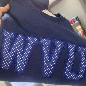 Puede incluir: Juego de tres tazas de cer&aacute;mica con acabado mate moteado. Las tazas son de color crema, gris claro y gris oscuro. Cada taza tiene un dise&ntilde;o simple y minimalista.