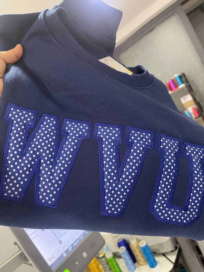 Puede incluir: Juego de tres tazas de cer&aacute;mica con acabado mate moteado. Las tazas son de color crema, gris claro y gris oscuro. Cada taza tiene un dise&ntilde;o simple y minimalista.