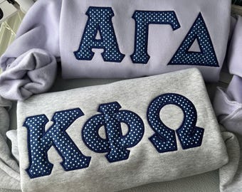 Sudadera bordada con apliques personalizados de hermandad – Cuello redondo con letras griegas – Suéter de hermandad de tela de lunares – Ropa de vida griega