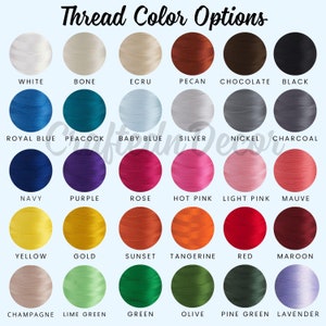 Puede incluir: Una carta de colores que muestra las opciones de color del hilo. La imagen presenta una cuadr&iacute;cula de muestras de hilo en varios colores, incluyendo blanco, negro, azul, rosa y verde. El texto "Thread Color Options" est&aacute; en la parte superior.