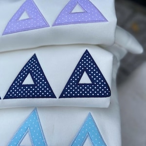 Sudadera con apliques universitarios personalizados, cuello redondo universitario con bordado de lunares, jersey con letras universitarias personalizadas, suéter con espíritu escolar imagen 4