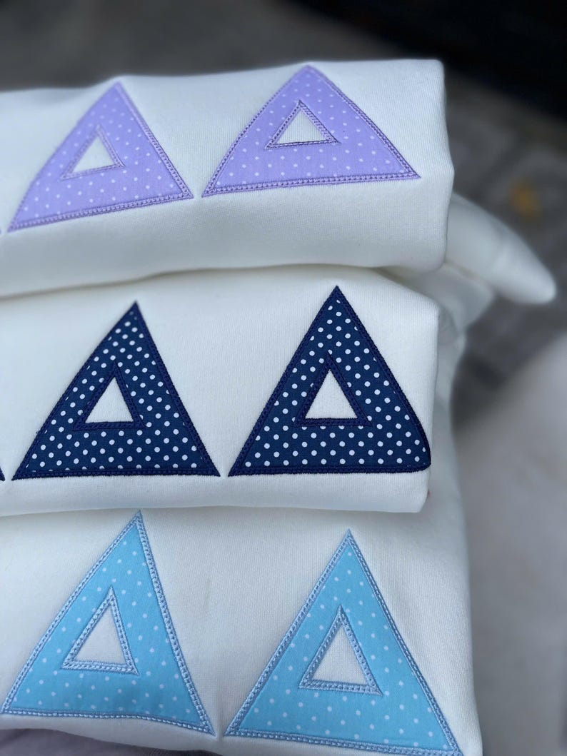 Sudadera con apliques universitarios personalizados, cuello redondo universitario con bordado de lunares, jersey con letras universitarias personalizadas, suéter con espíritu escolar imagen 4