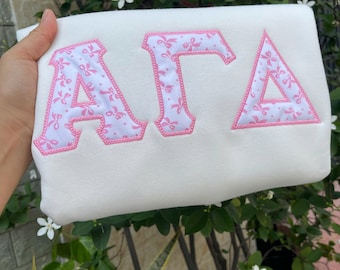 Felpa con ricamo personalizzato con applicazioni della confraternita – Girocollo con lettere greche – Maglione della confraternita in tessuto con applicazioni – Abbigliamento Greek Life