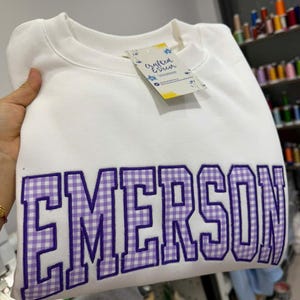 Könnte beinhalten: Ein Set aus drei Keramikbechern mit gesprenkelter, matter Oberfläche. Die Becher sind in Creme-, Hellgrau- und Dunkelgrautönen gehalten. Jeder Becher hat ein schlichtes, minimalistisches Design, perfekt für Kaffee oder Tee.