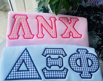 Felpa con applicazione di lettere greche personalizzata, girocollo con lettere della confraternita, ricamo su tessuto a quadretti, regalo di grande rivelazione, abbigliamento universitario