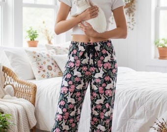 Pantalones de pijama con estampado botánico de conejos, ropa de estar por casa con estampado floral oscuro de conejos, pijama de jardín caprichoso, regalo Bunnycore