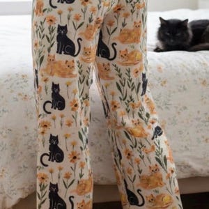 オレンジのトラ柄パジャマパンツ、マーマレード色の猫柄フローラルラウンジパンツ、黒猫のキティコアパジャマ、ジンジャー色の猫ママへのギフト 画像 7