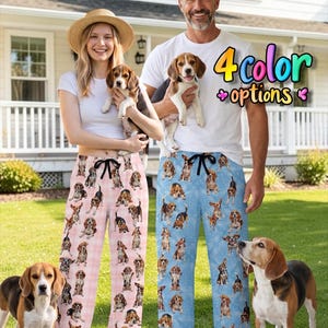 Könnte beinhalten: Zwei Hosen mit einem sich wiederholenden Beagle-Hundemuster. Ein Paar ist hellrosa mit einem karierten Hintergrund, das andere ist hellblau mit einem karierten Hintergrund. Der Text 4 color options steht in der oberen rechten Ecke.