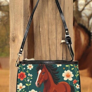 Bolso de hombro marrón con diseño bohemio floral, correa ajustable, cremallera y bolsillos, ideal para vaqueras. Regalo ideal para amantes de los caballos o del western.