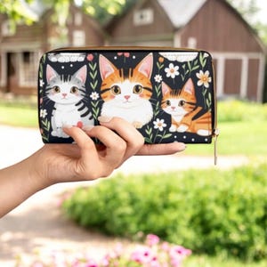 Preciosa cartera floral con diseño de gato atigrado y cierre de cremallera. Estampado de margaritas en fondo negro. Regalo para mujeres y niñas amantes de los gatos. Monedero con diseño de gato kawaii.