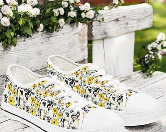 ホルスタイン牛柄のフローラルスニーカー（女性用）かわいい黄色のローカットシューズ、子牛のプリント入り、カントリーガール風、ファームコアスタイル、牛好きへのギフト