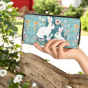 Cartera de conejito para mujer – Cartera de piel vegana con cremallera y estampado floral de conejo blanco – Regalo de conejo estilo cottagecore – Cartera larga con cremallera