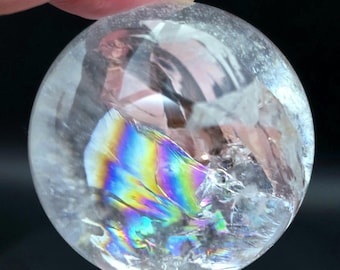 レインボークォーツスフィア：虹色の輝きを持つ透明な水晶（60 mm