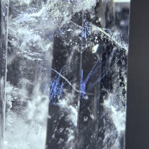 Torre generadora de agujas azules de cuarzo tibetano del Himalaya, cuarzo nirvana supertransparente, energía sagrada de alta potencia