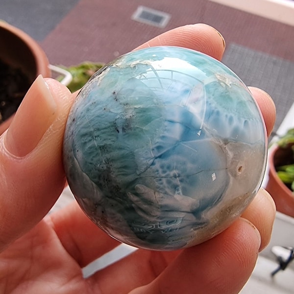 Ocean Dreams Larimar Sphere 37.7mm: Wunderschöne Erdfarben | Delfin Schmuckstein Dominikanische Republik