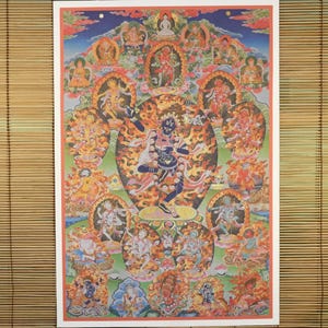 Puede incluir: Una obra de arte religiosa vibrante y detallada que presenta múltiples figuras en un estilo colorido y ornamentado. La figura central es una deidad azul oscuro rodeada de llamas, con otras figuras en varias poses. La obra de arte está ambientada sobre un fondo de cielo azul y paisaje verde.