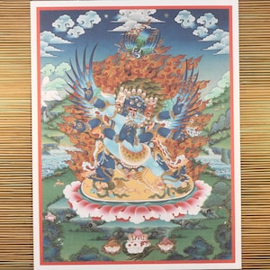 Könnte beinhalten: Ein farbenfrohes tibetisches buddhistisches Gemälde, das eine Gottheit mit mehreren Armen und Köpfen zeigt, umgeben von Flammen und einer Lotusblume. Die Gottheit ist blau mit einem grimmigen Ausdruck und hält verschiedene Gegenstände in ihren Händen.