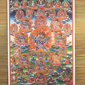 Peut inclure: Une impression thangka rectangulaire présentant une divinité courroucée bleue centrale entourée de nombreuses petites figures dans des halos orange et rouge feu. La composition inclut diverses divinités, animaux et nuages sur un paysage vert.