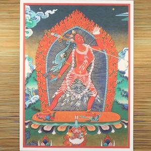 Puede incluir: Una pintura budista tibetana tradicional que representa una deidad roja con múltiples brazos y una expresión feroz. La deidad está rodeada de llamas y sostiene una copa de cráneo y una espada. La pintura está sobre un fondo azul con nubes y montañas.
