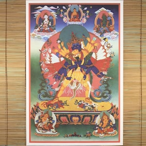 Op de afbeelding: Een levendige, gedetailleerde prent met een centrale godheid met meerdere armen en een felle uitdrukking, omringd door andere figuren en sierlijke details. Het kunstwerk maakt gebruik van een rijk palet van rood, blauw, geel en groen, met de nadruk op spirituele iconografie.