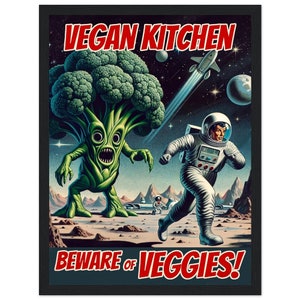 Könnte beinhalten: Ein Plakat im Retro-Stil mit einem grünen Brokkoli-Monster und einem Astronauten, der davonläuft. Das Plakat trägt den Text "VEGAN KITCHEN" und "BEWARE OF VEGGIES!" in Rot und Weiß.