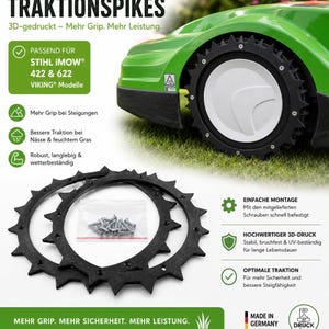 Könnte beinhalten: Zwei schwarze, kreisförmige, 3D-gedruckte Traktionsspikes mit spitzen Zähnen, begleitet von einem kleinen Plastikbeutel mit Metallschrauben. Die Spikes sind für Mähroboter konzipiert und werden an einem grünen Mäherrad montiert gezeigt.