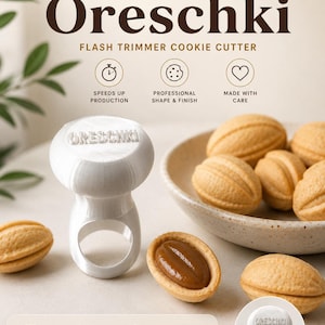 Op de afbeelding: Een witte "Oreschki" flash trimmer koekjessnijder met een ringhandvat, naast gebakken koekjes. De afbeelding bevat de tekst "Perfect Finish For Your Cookies" en "Flash Trimmer Cookie Cutter".
