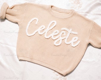 Sweet Treasures : Pull personnalisé avec nom de bébé - Pull en tricot fabriqué à la main pour des jalons précieux et des cadeaux de douche pour les neveux